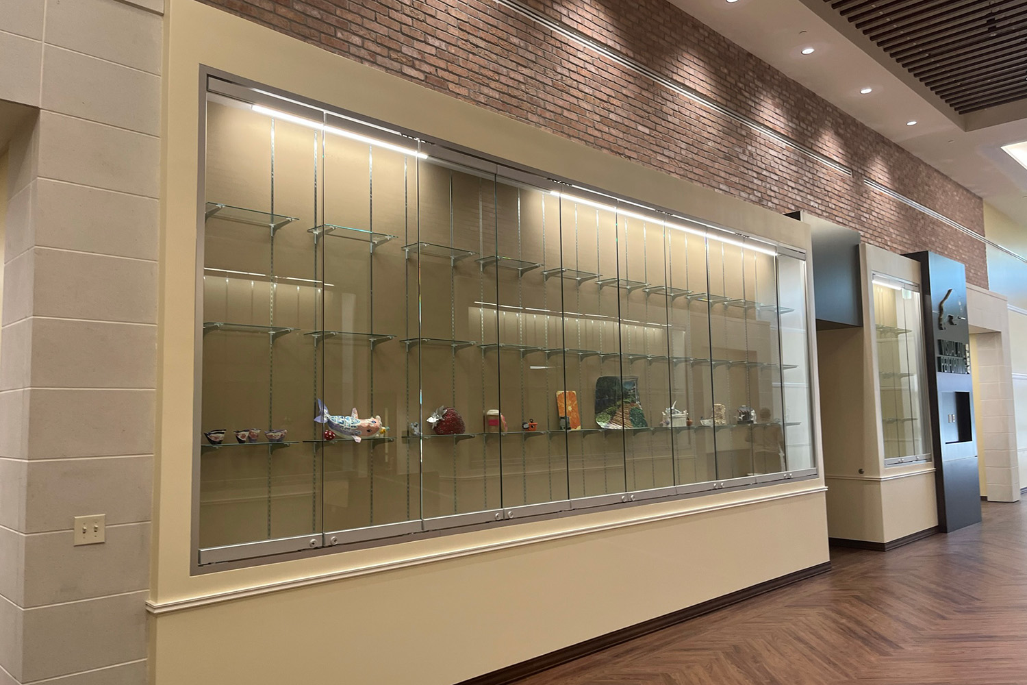 Hospitality display case gallery image 2